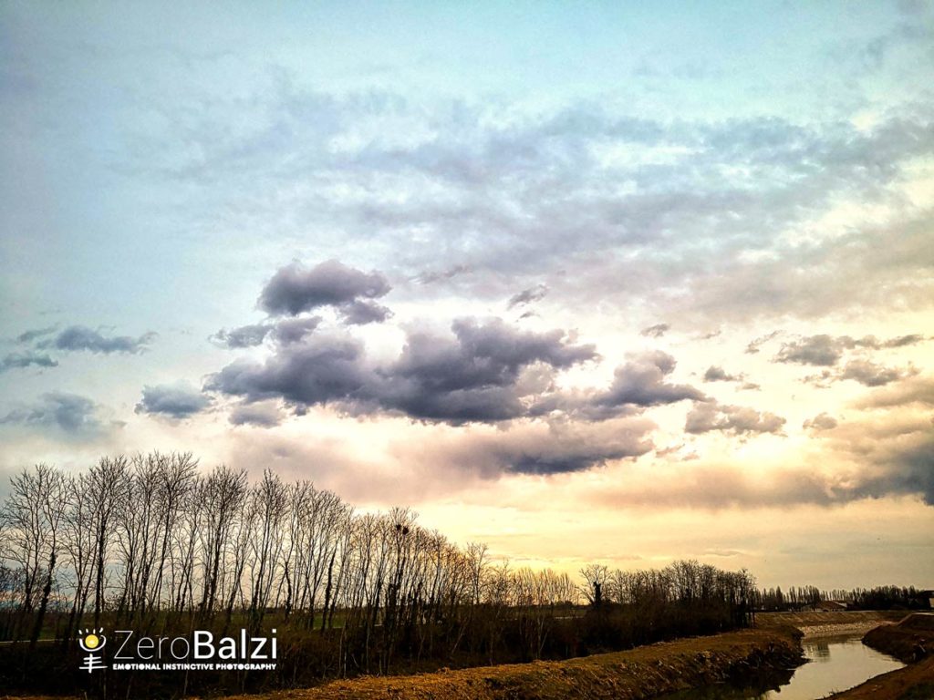 paesaggio argine di campagna con cielo nuvoloso con nuvole da pioggia